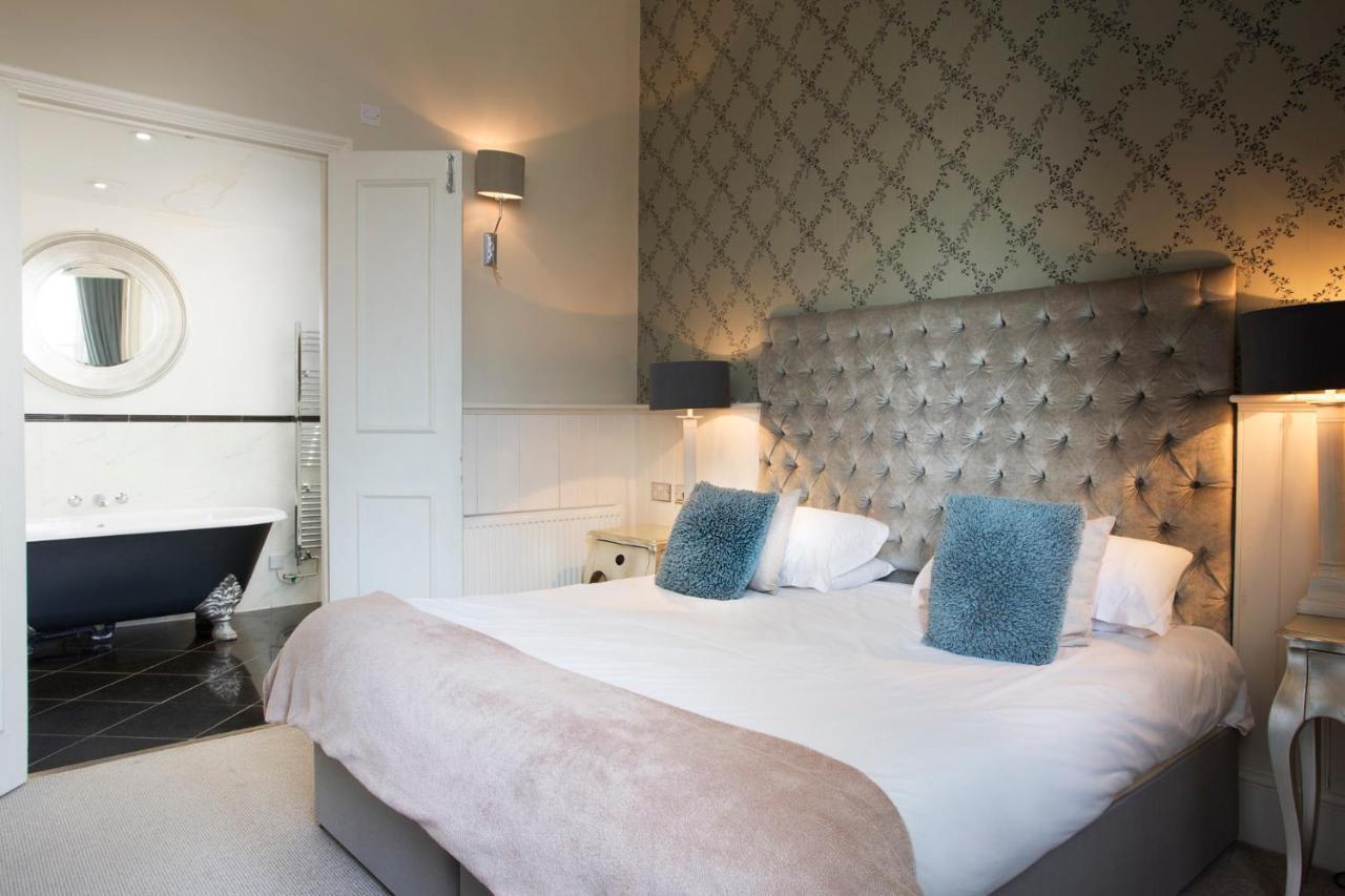 The Bell Hotel Sandwich Bagian luar foto