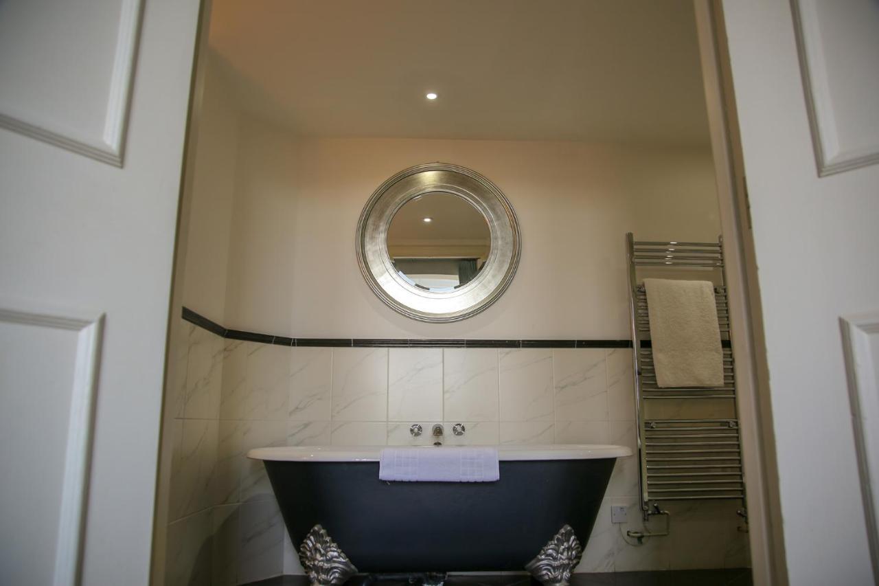 The Bell Hotel Sandwich Bagian luar foto