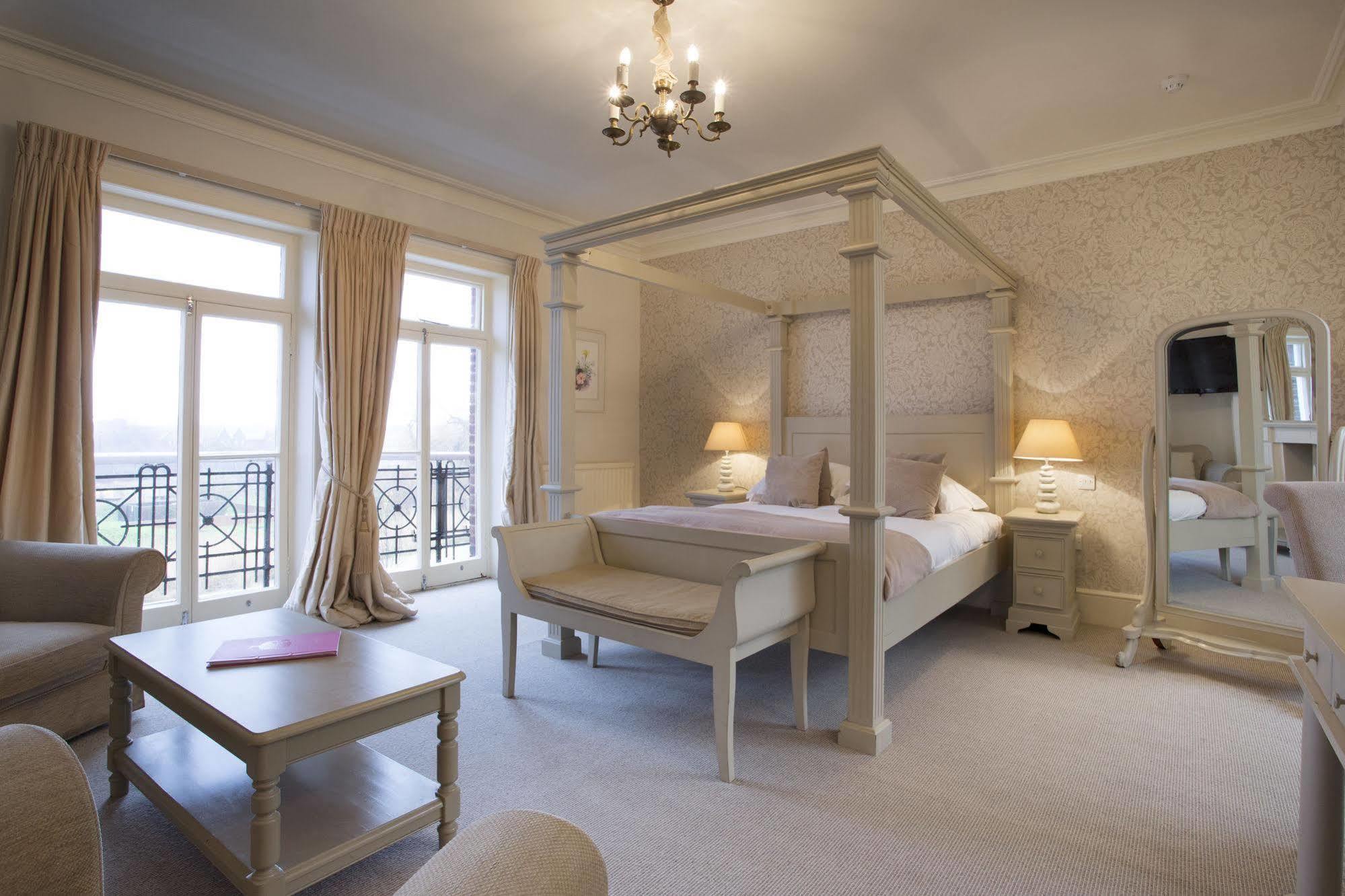 The Bell Hotel Sandwich Bagian luar foto
