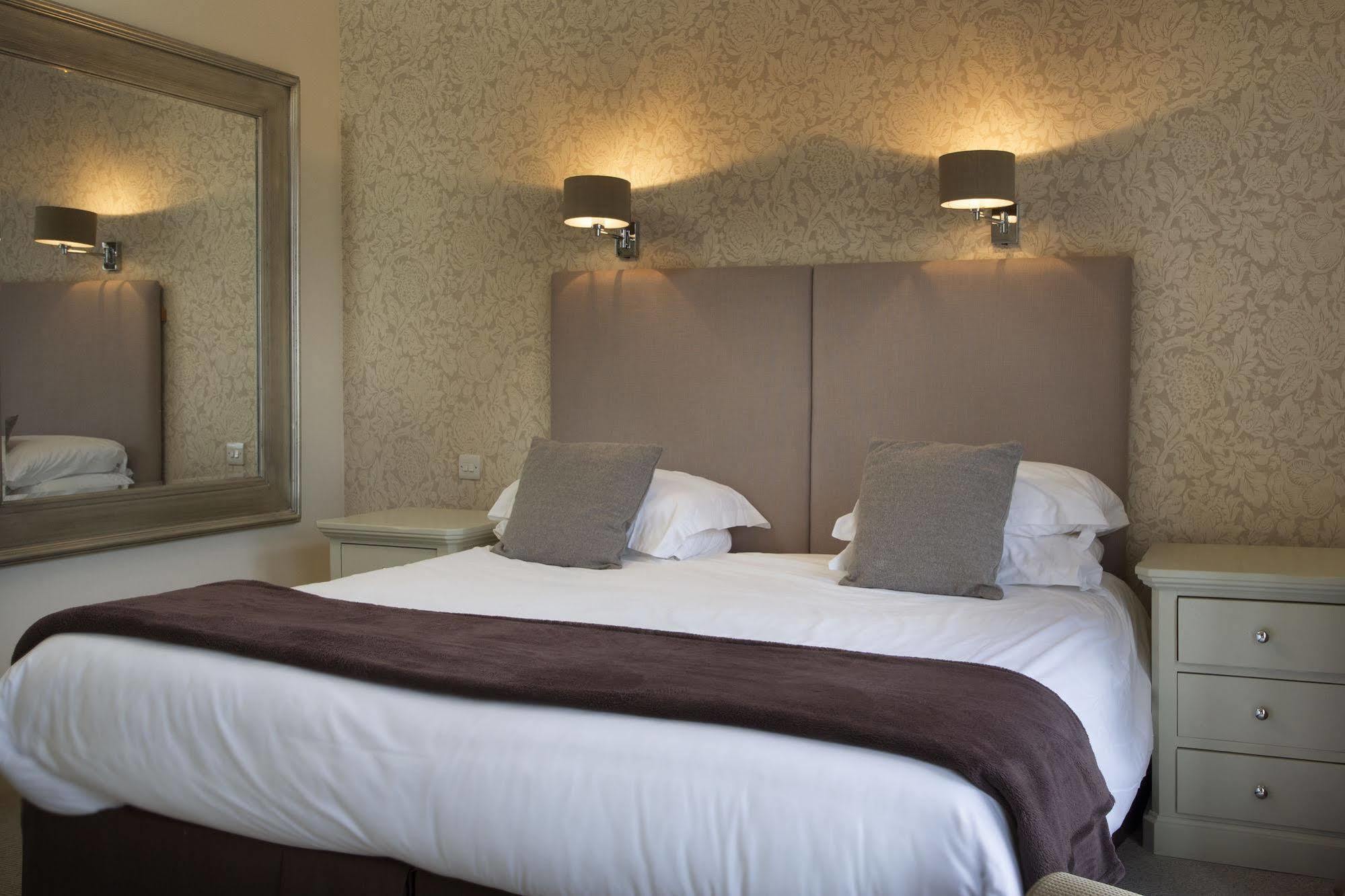 The Bell Hotel Sandwich Bagian luar foto