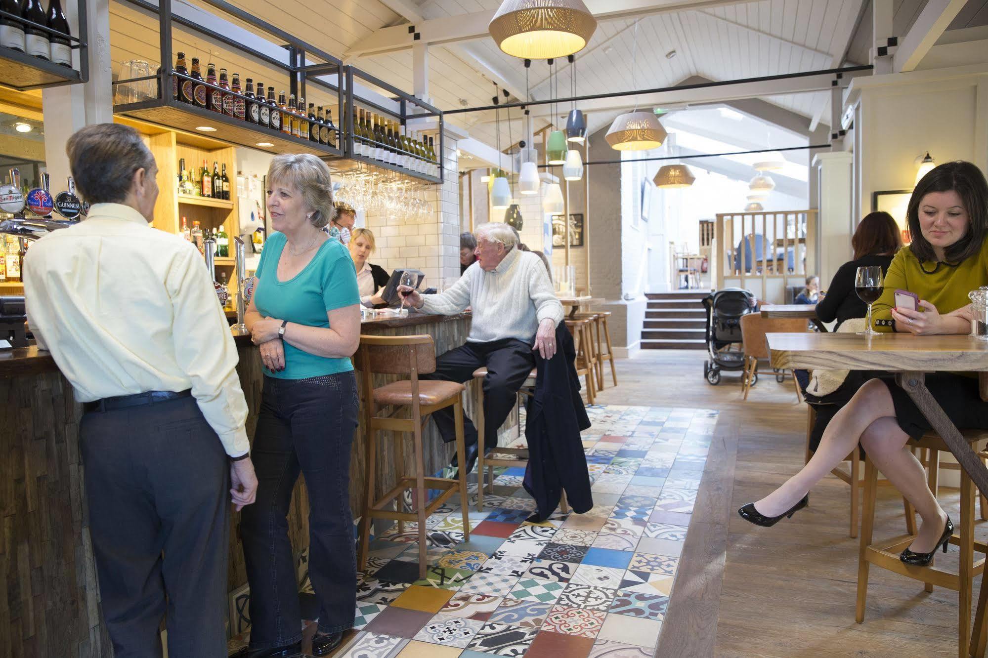 The Bell Hotel Sandwich Bagian luar foto