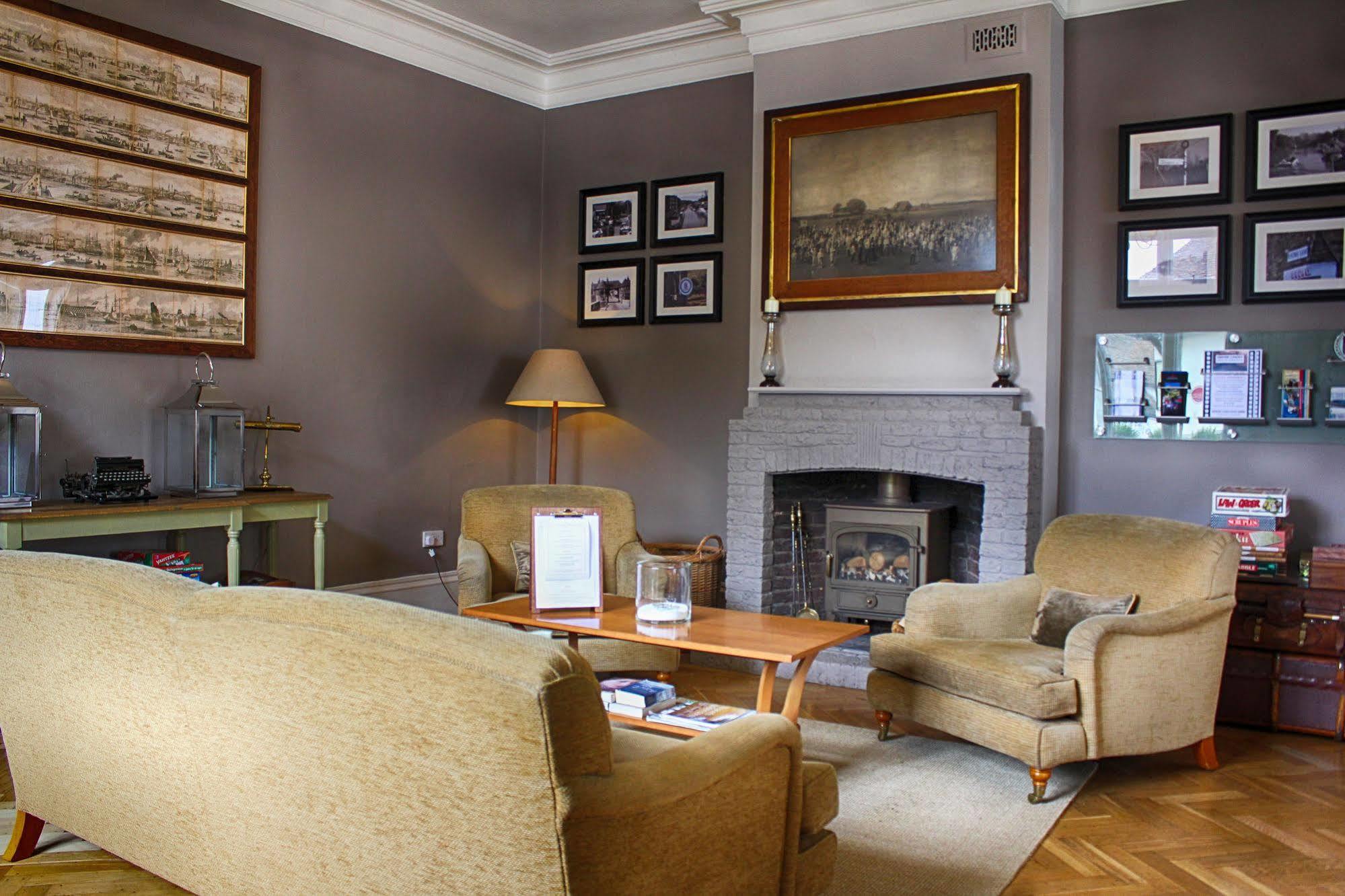 The Bell Hotel Sandwich Bagian luar foto