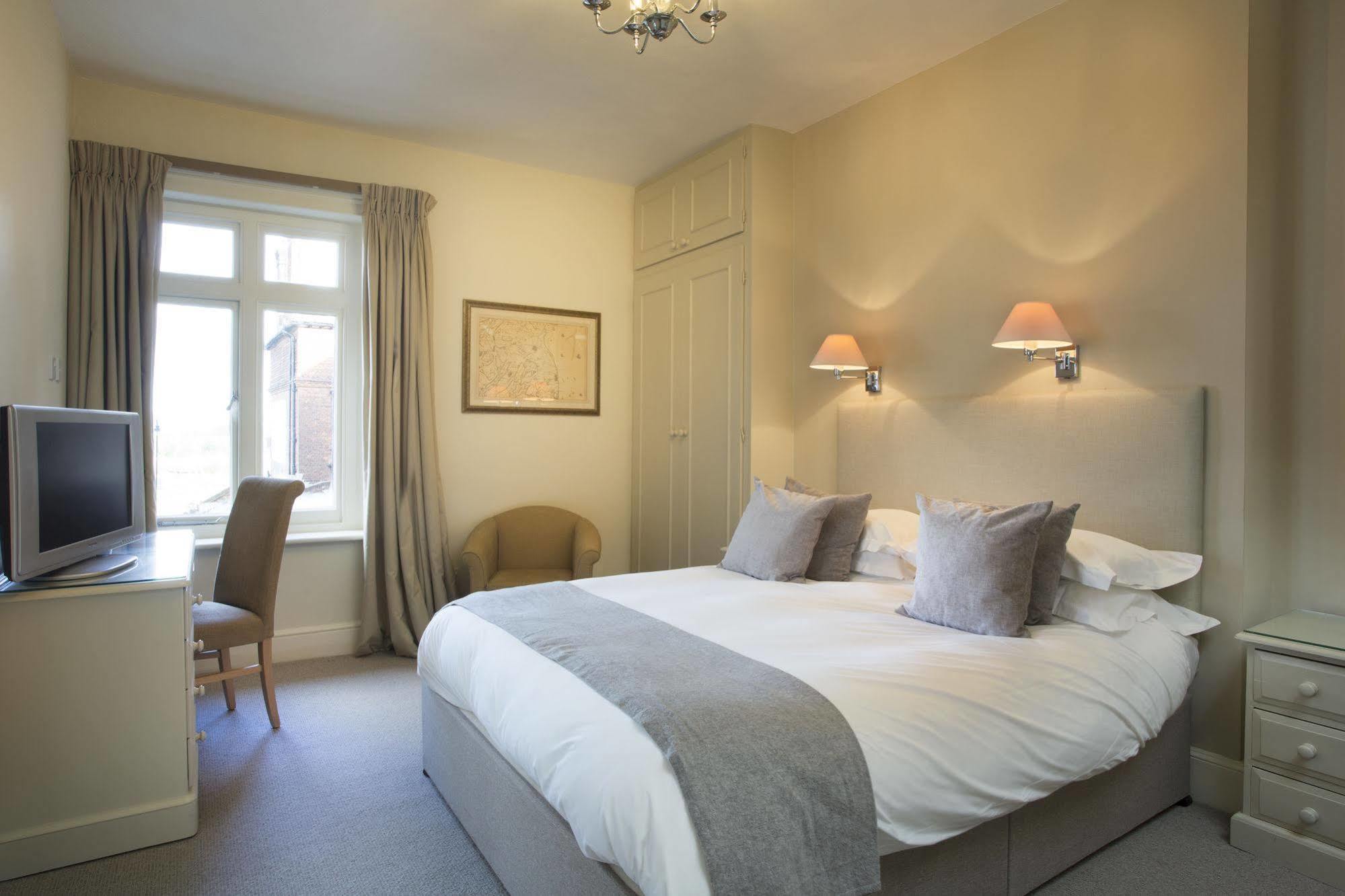 The Bell Hotel Sandwich Bagian luar foto