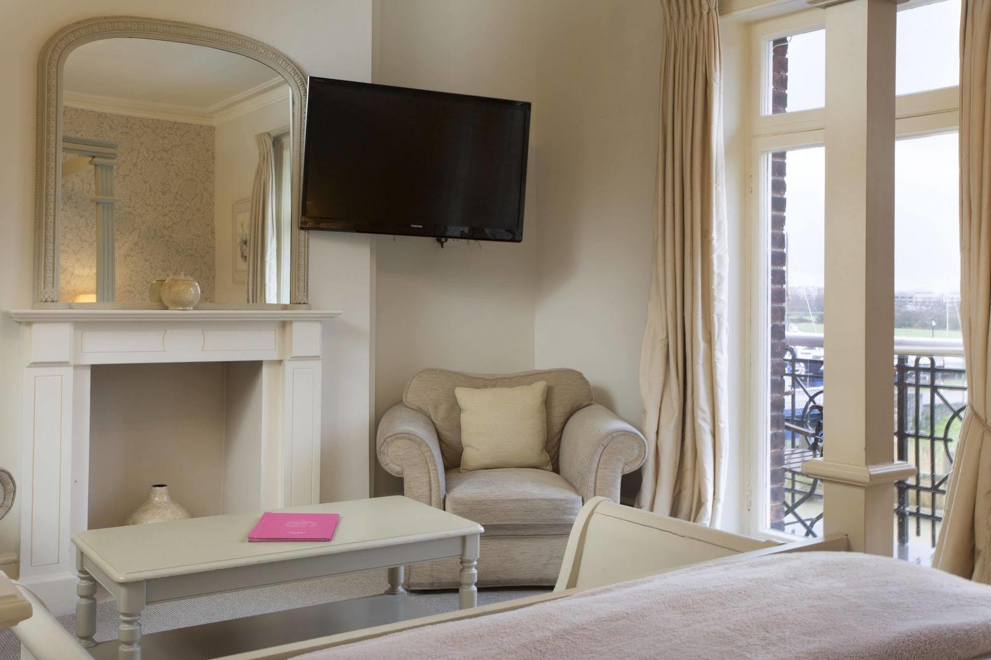 The Bell Hotel Sandwich Bagian luar foto