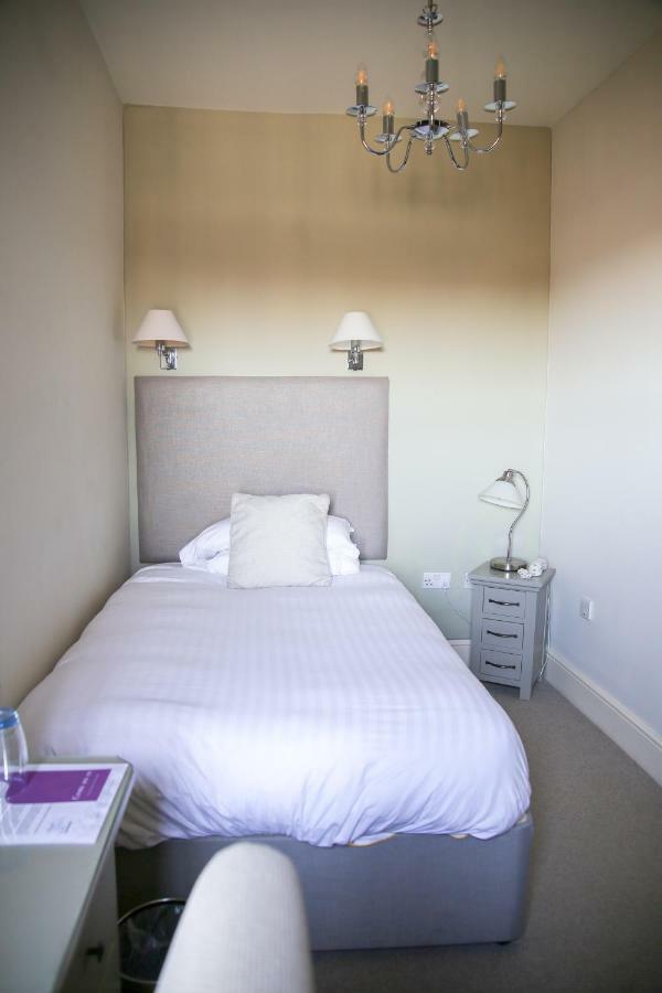 The Bell Hotel Sandwich Bagian luar foto